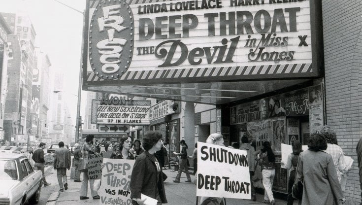 Proteste fuori da una sala americana contro Deep Throat e The Devil in Miss Jones di Gerard Damiano. alamy / ipa