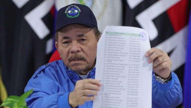 Il presidente del Nicaragua Daniel Ortega mostra la lista dei 222 prigionieri politici durante una conferenza a Managua