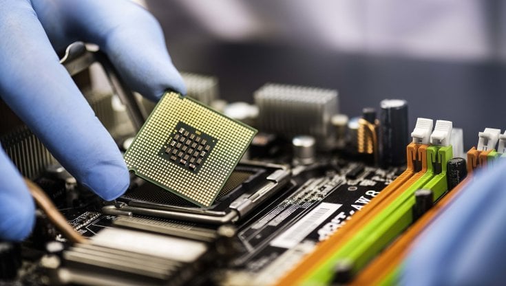 Chip, ora nel mondo ce ne sono troppi. Intel, Samsung e gli altri big continueranno a investire in Italia?