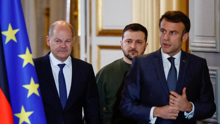 Da sinistra, Olaf Scholz, Volodymyr Zelensky ed Emmanuel Macron