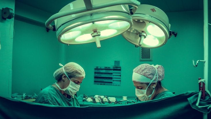 Gender gap. “La chirurgia non è per voi”. Quella porta di cristallo tra le donne e la Scienza