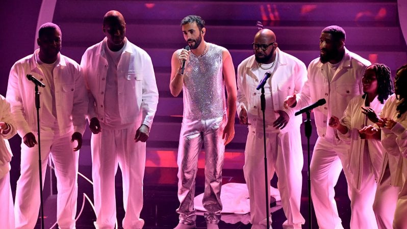 <strong>La diretta</strong> Mengoni vince la serata delle cover e guida la classifica generale. Nella top five con Ultimo, Lazza, Giorgia e Mr. Rain | <a href="https://puntoitalia.online/spettacoli/tv-radio/2023/02/11/news/classifica_quarta_serata_sanremo_2023-387428613/" class="Articolo"><strong>La classifica generale</strong></a><strong><br /></strong>
