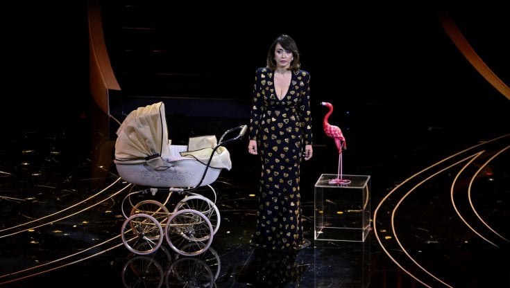 Chiara Francini in un momento del suo monologo sul palco del teatro Ariston