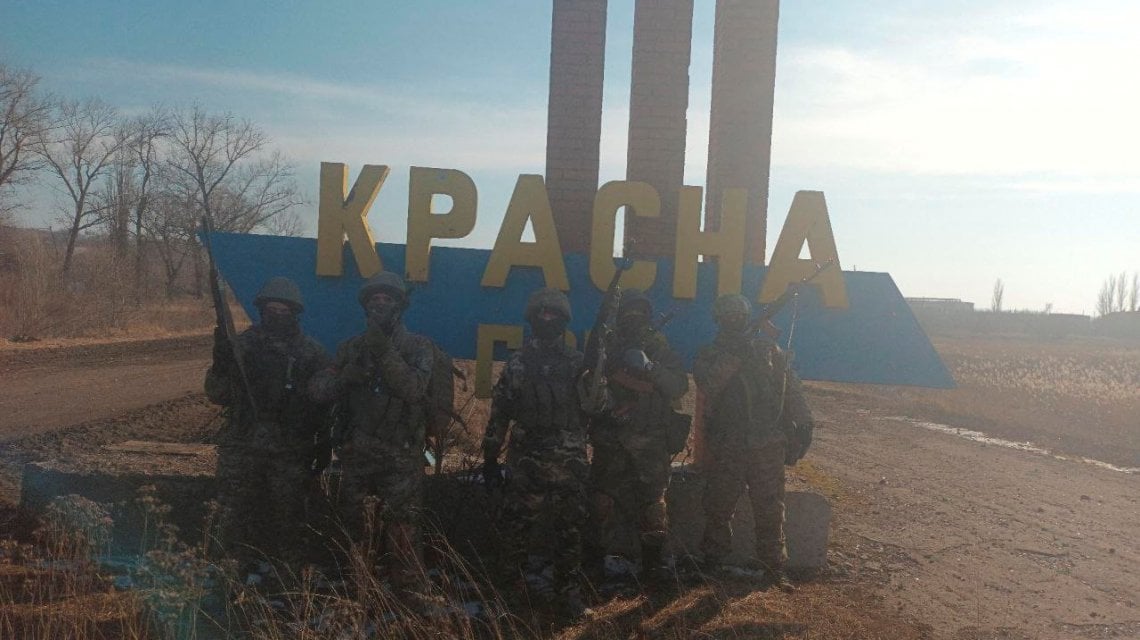 La foto postata dal fondatore della Wagner mostra i suoi mercenari alle porte di Krasna Hora