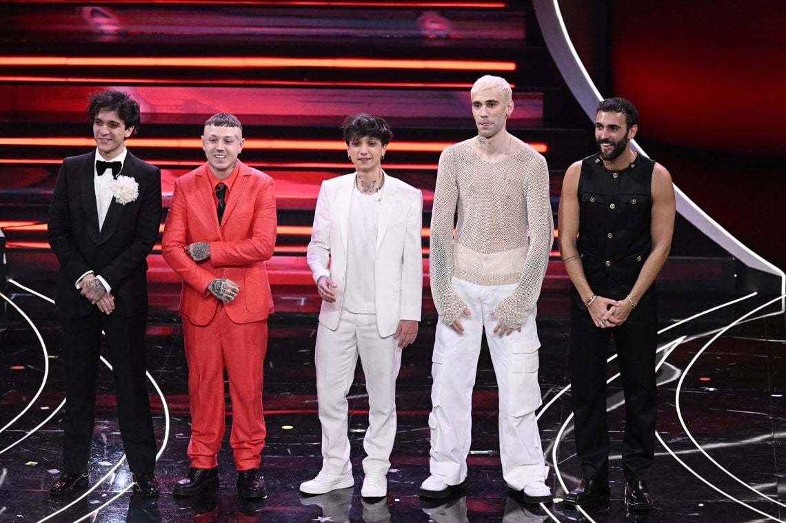 Da destra, il vincitore Marco Mengoni, Mr. Rain, Ultimo, Lazza e Tananai