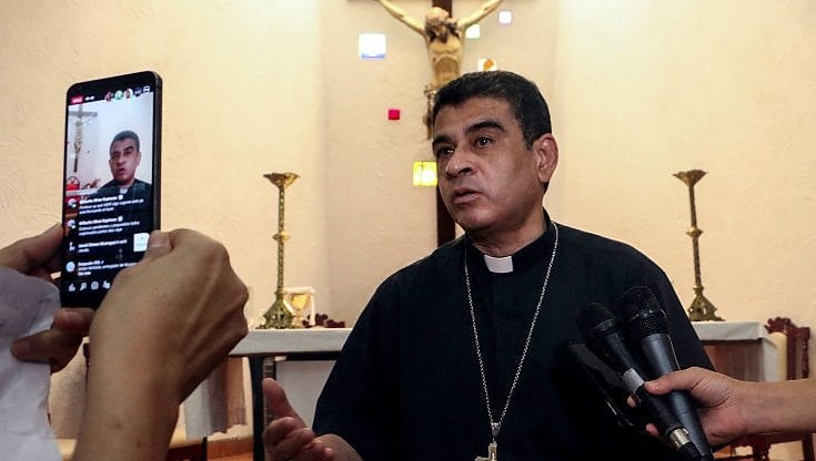 In Nicaragua il regime si accanisce anche contro la Chiesa. Papa Francesco prega per il vescovo Alvarez arrestato
