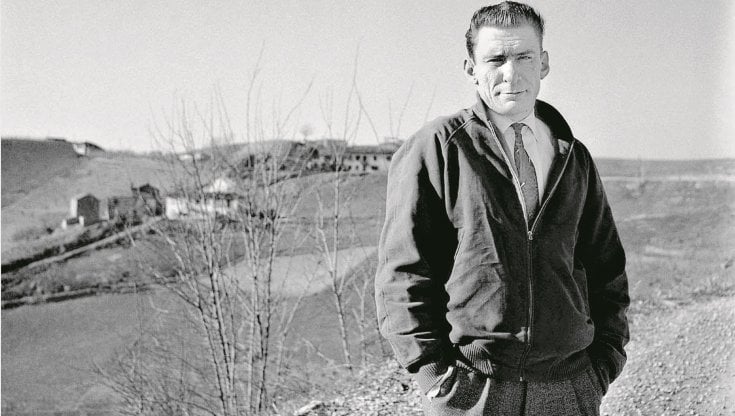 Lo scrittore Beppe Fenoglio (1922-1963) in alta Langa