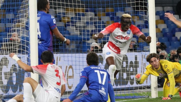 Victor Osimhen esulta dopo il gol del raddoppio