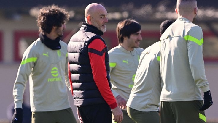 Stefano Pioli dirige l'allenamento del Milan