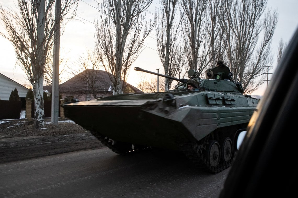 Un carro armato ucraino attraversa le strade di Bakhmut