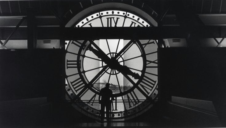 Il grande orologio con i numeri romani del Museo d&rsquo;Orsay a Parigi