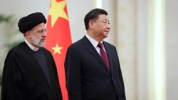 Il presidente iraniano Ebrahim Raisi con il presidente cinese Xi Jinping&nbsp;
