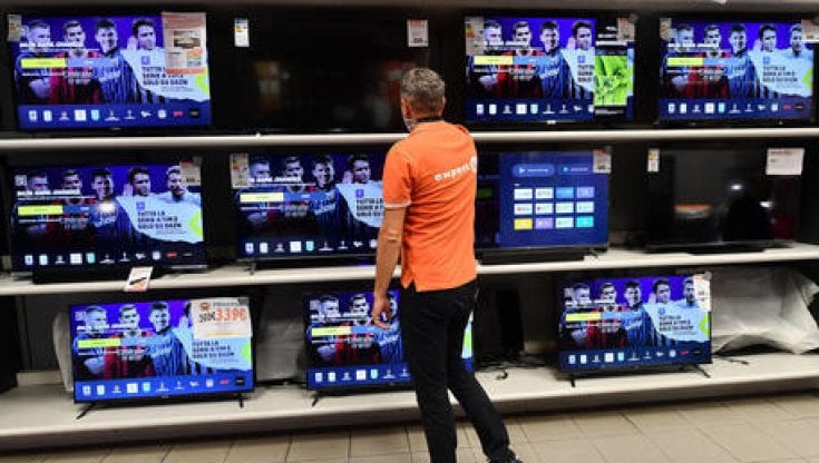 Diritti tv, la pirateria "costa" 300 milioni: la Serie A vuole una legge per fermarla