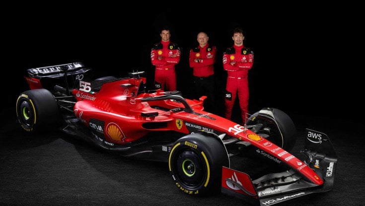 Fred Vasseur tra i due piloti Carlos Sainz e Charles Leclerc, in posa con la nuova Ferrari SF-23