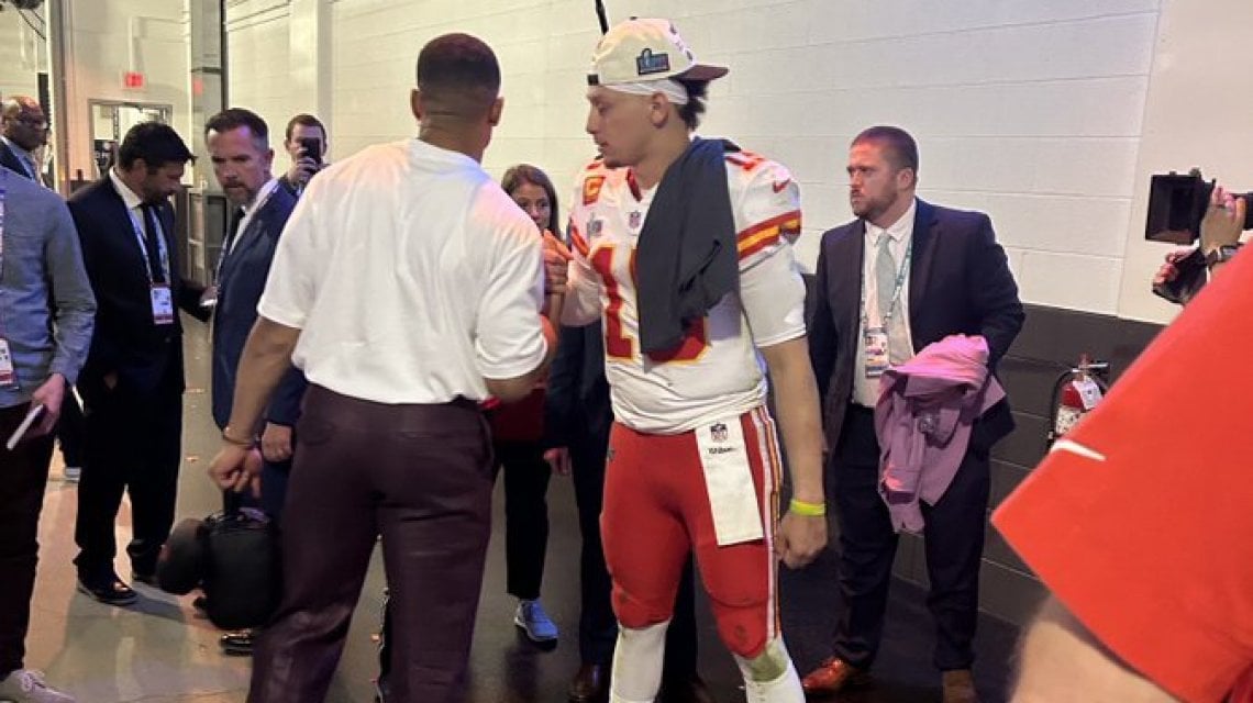 L'incontro nel tunnel dello stadio di Glendale tra Hurts e Mahomes