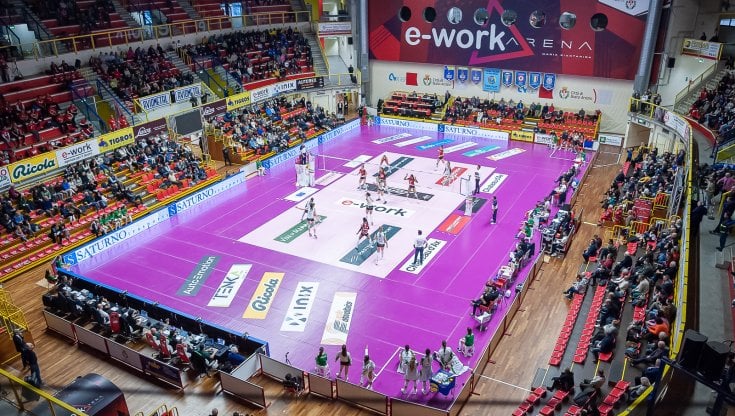 Troppo 'grassa' per fare l'arbitro di pallavolo, si dimette e scrive a Paola Egonu: "Anche questo è razzismo"