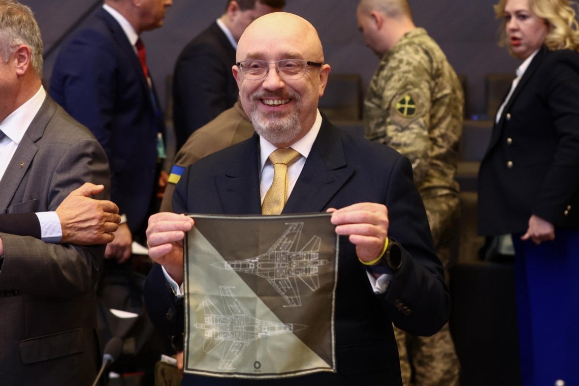 Il ministro della Difesa ucraino Oleksii Reznikov mostra il fazzoletto da tasca con il disegno di un jet F-35