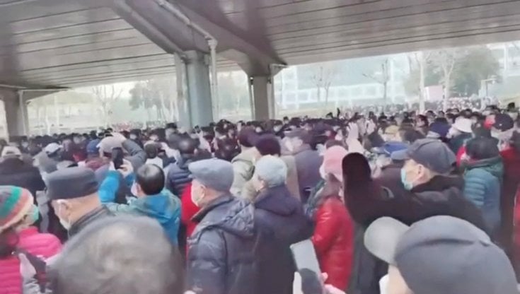 Cina, la protesta dei pensionati contro i tagli del governo alla Sanità 
