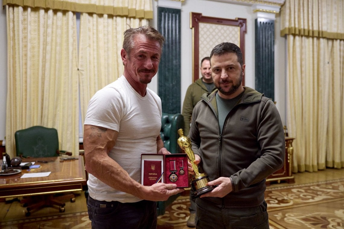 Nella foto, scattata e pubblicata dal servizio stampa presidenziale  ucraino l'8 novembre 2022, il presidente Zelensky con Sean Penn dopo aver  ricevuto la statuetta dell'Oscar dell'attore e avergli consegnato  l'Ordine al merito, III grado, durante il loro incontro a Kiev