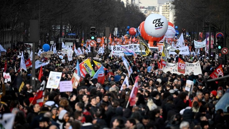 Riforma delle pensioni, 300mila in piazza a Parigi. Ma la partecipazione è in calo