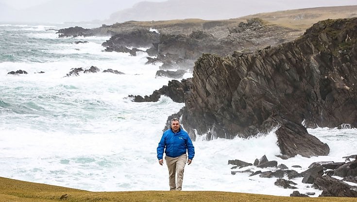 Chris McCarthy, manager di Achill Tourism, in posa davanti a una delle location di "The Banshees of Inisherin"