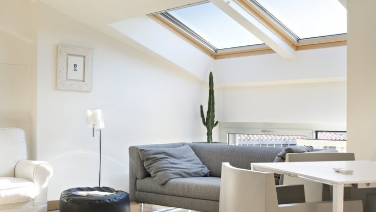 Pi&ugrave; luce naturale in casa con Ggl Integra di Velux, la finestra con apertura a bilico installata sul tetto a falda. Grazie ai sensori, si chiude da sola quando piove&nbsp;
