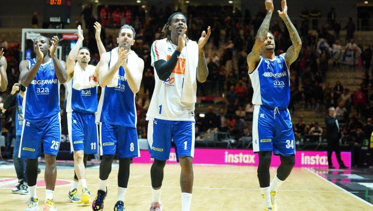 I giocatori di Brescia festeggiano con i tifosi a fine partita