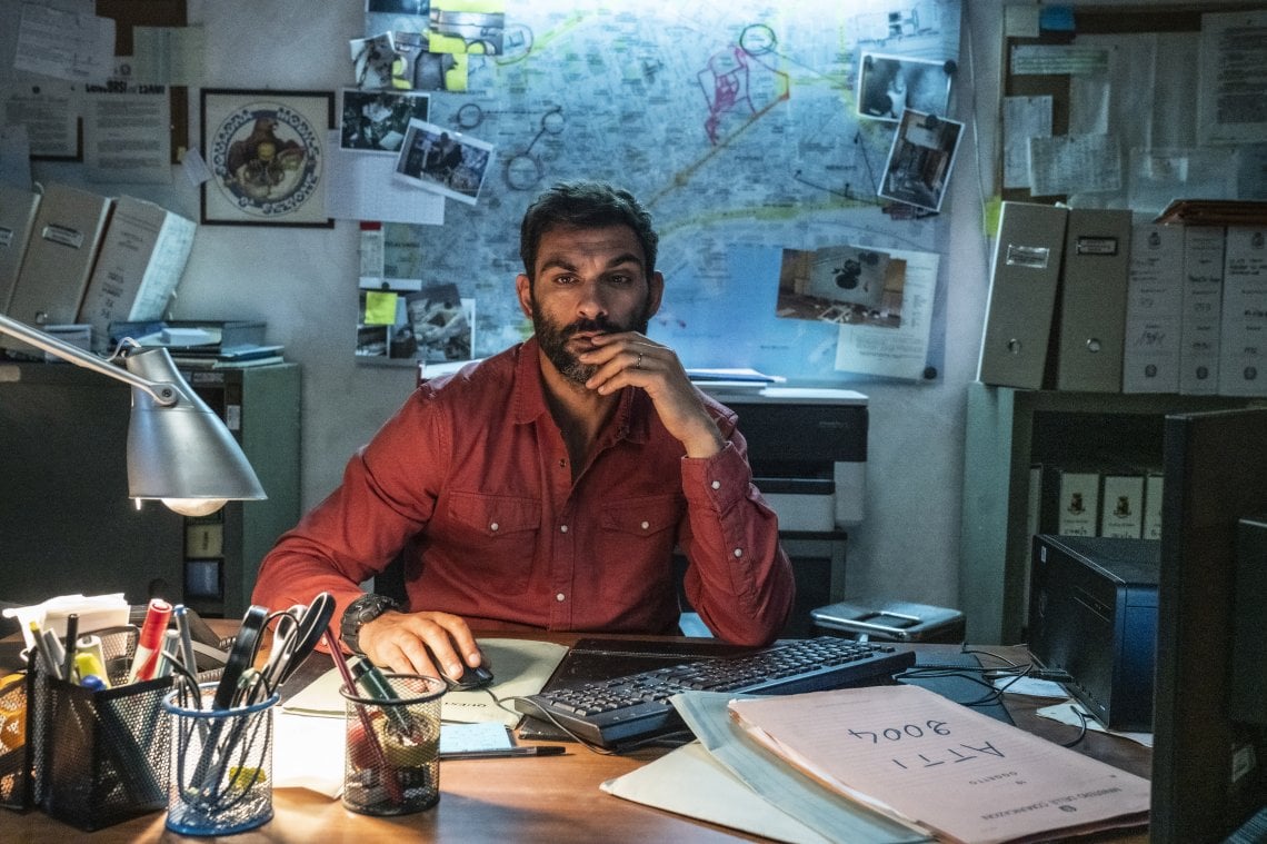 Francesco Arca in una scena della serie 'Resta con me', su Rai 1