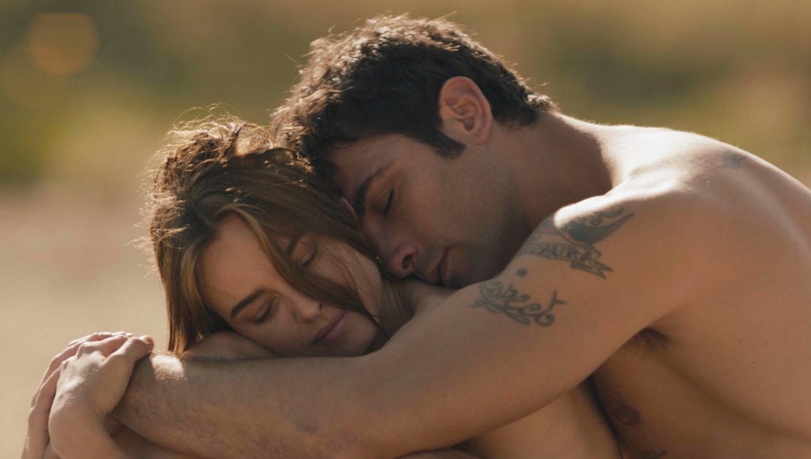 L'attore con Kasia Smutniak nel film 'Allacciate le cinture' di Ferzan Ozpetek