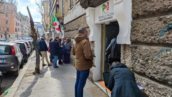 Il ritorno in sezione dei tesserati romani del Pd: “Votare un altro ex leader? È il nostro sporco dovere”