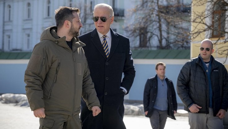 Biden a sorpresa a Kiev abbraccia Zelensky: “Salviamo la democrazia”