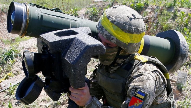 Un soldato ucraino imbraccia un missile Javelin