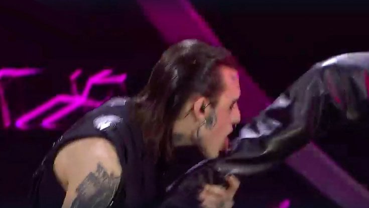 Sul palco di Sanremo,&nbsp;il bacio di Rosa Chemical&nbsp;allo stivale di pelle di Villain