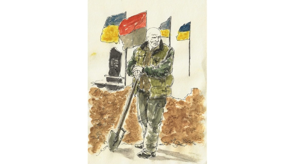 KHARKIVRosa, Celentane e kalashnikovAl cimitero di Kharkiv ogni giorno scavano decine di nuove fosse per civili e militari. Bombardano perfino durante&nbsp;i funerali e anche qui, tra le lapidi, cadono colpi di mortaio.&nbsp;&laquo;Vedi il campo l&igrave;? Tra qualche settimana sar&agrave; pieno&nbsp;di tombe&raquo; mi dice uno degli addetti con la pala. Ha tre denti d&rsquo;oro sparsi in bocca e gli piace Celentano. Mi canta una sua canzone mentre continua spalare. Intanto arriva un battaglione per salutare un commilitone caduto. In una mano il kalashnikov, nell&rsquo;altra una rosa da lasciare sulla bara aperta. La madre si allunga fino a sfiorare il viso del figlio (Salvatore Garzillo)&nbsp;