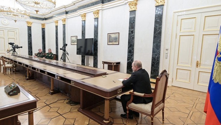 Putin a colloquio con il suo ministro della Difesa, Sergei Shoigu, e Valery Gerasimov
