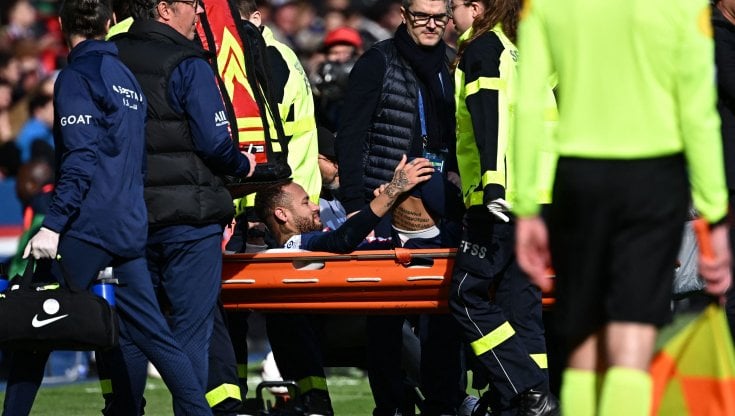 Psg, esami per Neymar: distorsione alla caviglia con lesione dei legamenti