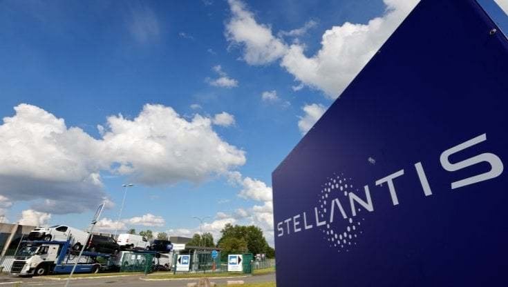 Stellantis, corrono i profitti nel 2022: l'utile sale del 26%. Ai dipendenti premio da 2 miliardi