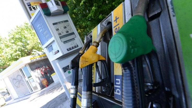 Bonus benzina, salta l'esenzione: si dovranno versare i contributi