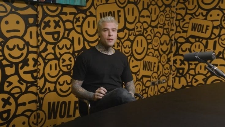 Fedez durante una puntata del suo nuovo podcast "Wolf"