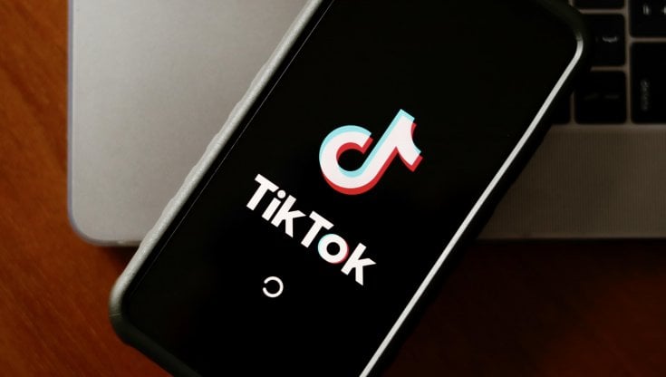 TikTok, Commissione Ue e Consiglio lo vietano ai dipendenti: "Disinstallatelo"