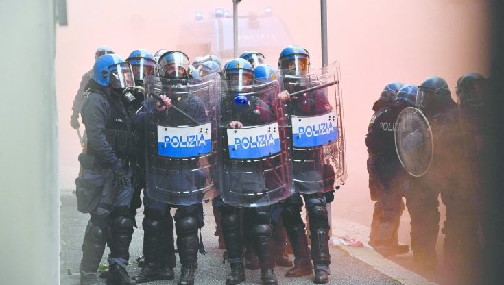 Da Berengo Gardin a Oliviero Toscani: la storia della Polizia raccontata dagli scatti d'autore