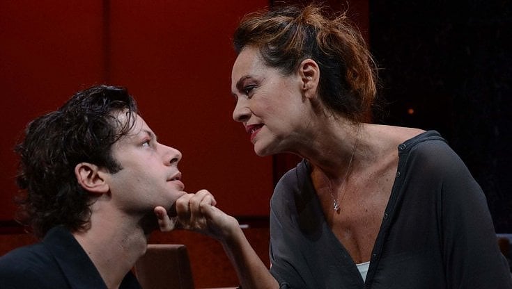 Elena Sofia Ricci con Gabriele Anagni in scena nello spettacolo 'La dolce ala della giovinezza'