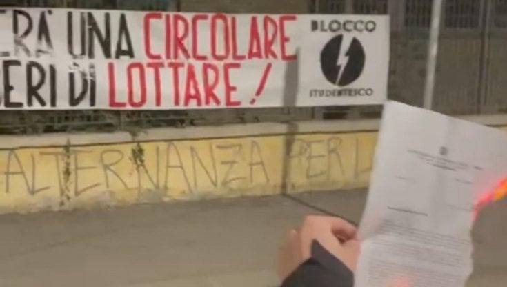 Il blitz dei neofascisti di Blocco studentesco davanti al liceo Da Vinci di Firenze