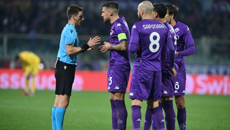 L'arbitro Bastien circondato dai giocatori della Fiorentina