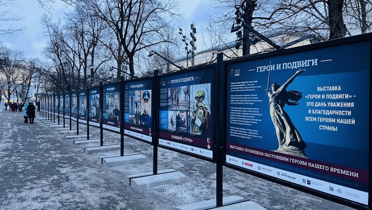 La mostra "Eroi e Atti eroici" dedicata ai caduti in Ucraina in Gogolevskij bul'var a Mosca