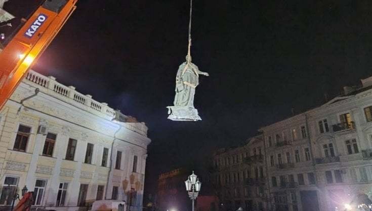 La rimozione della statua di Caterina II a Odessa, il 28 dicembre scorso