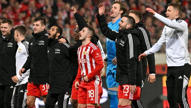 I giocatori dell'Union Berlino festeggiano la vittoria sull'Ajax in Europa League