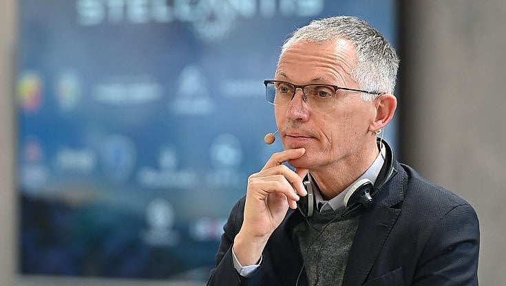 Stellantis rivede i compensi dei manager. Taglio anche a Tavares