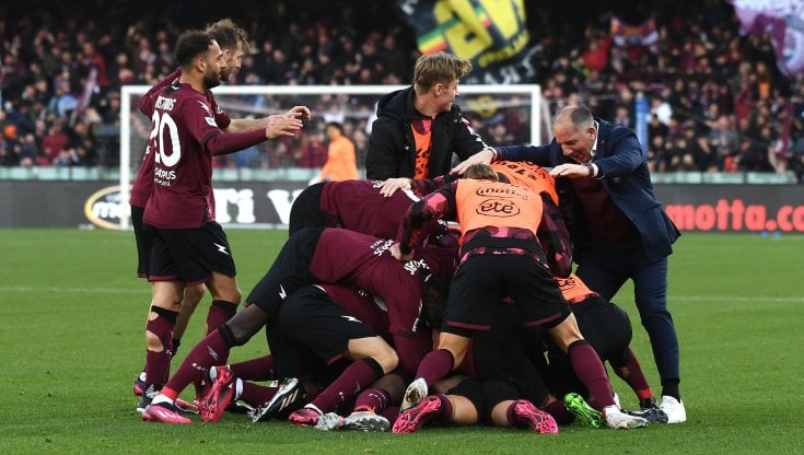 I giocatori della Salernitana esultano