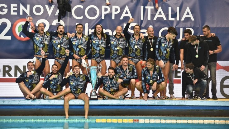 La Pro Recco festeggia la vittoria della coppa